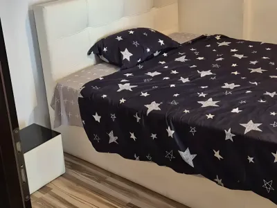cada moderna langa geam inchiriere apartament Sector 6 București